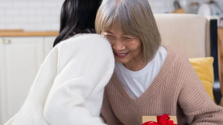 Alzheimer'S Care: Meaningful Gifts For Your Mother 3 May2026 Iris Tulsa Blog 1 Pic 1 Paz738
